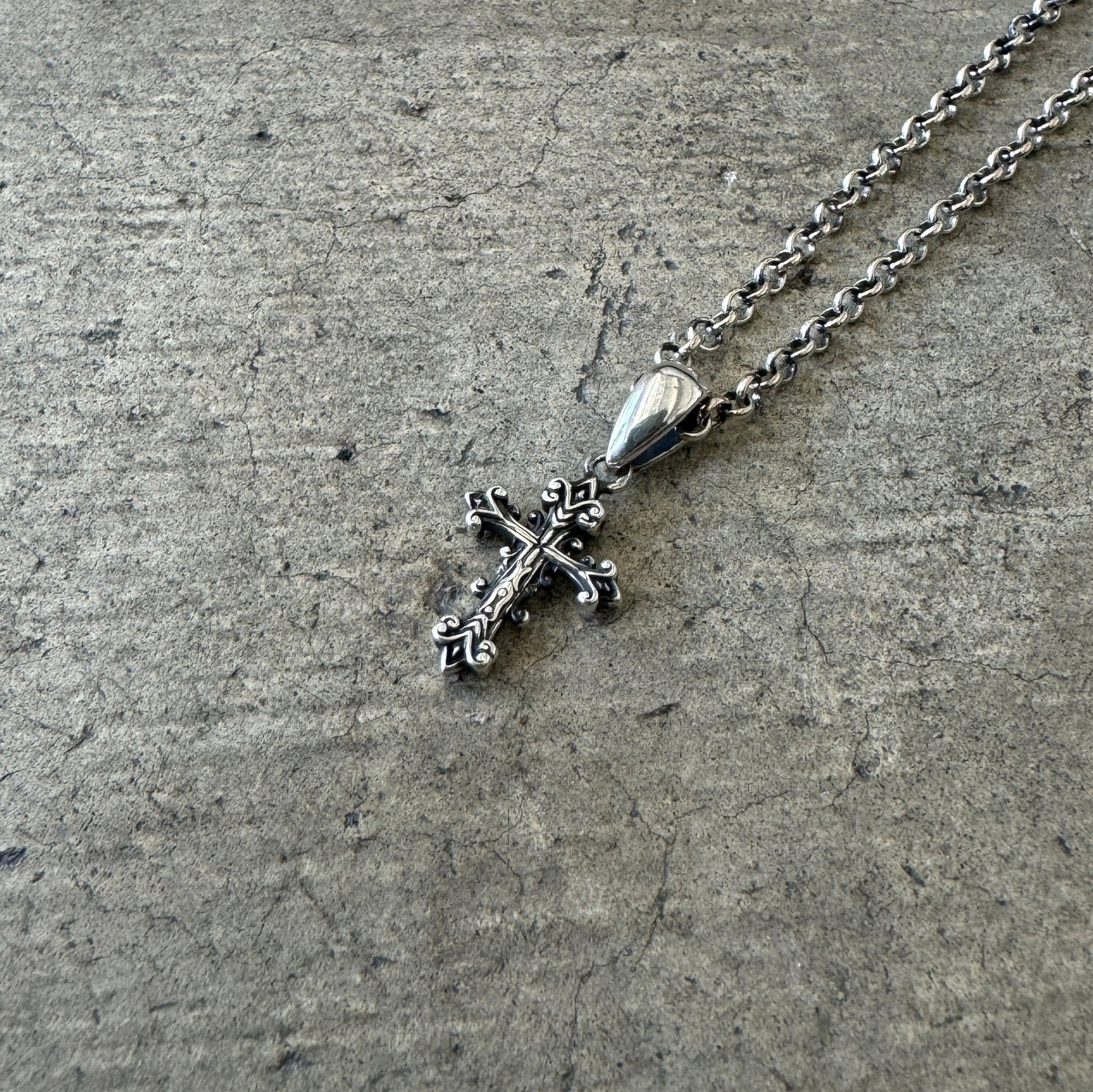 .925 MINI BLOOM CROSS NECKLACE - angeltype