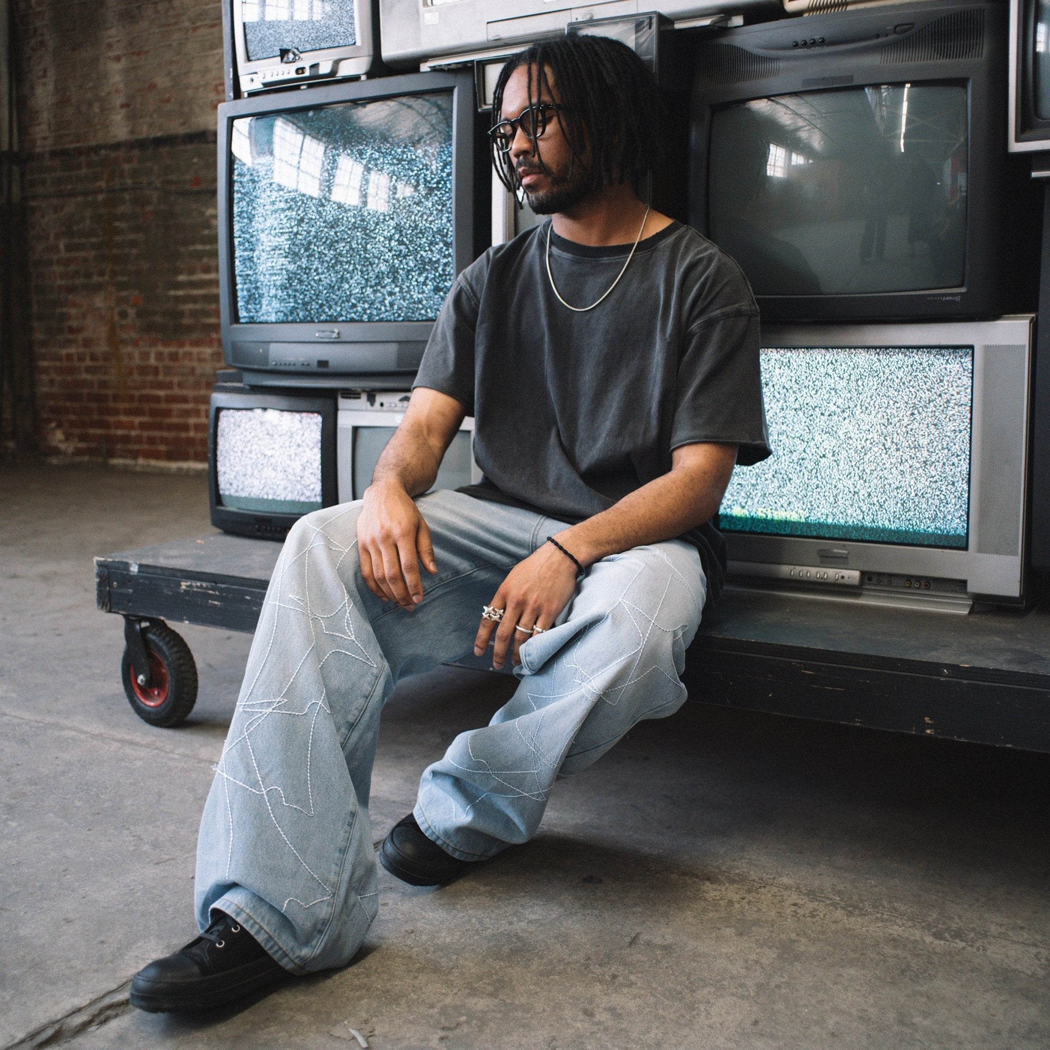 STITCHED BAGGY JEANS